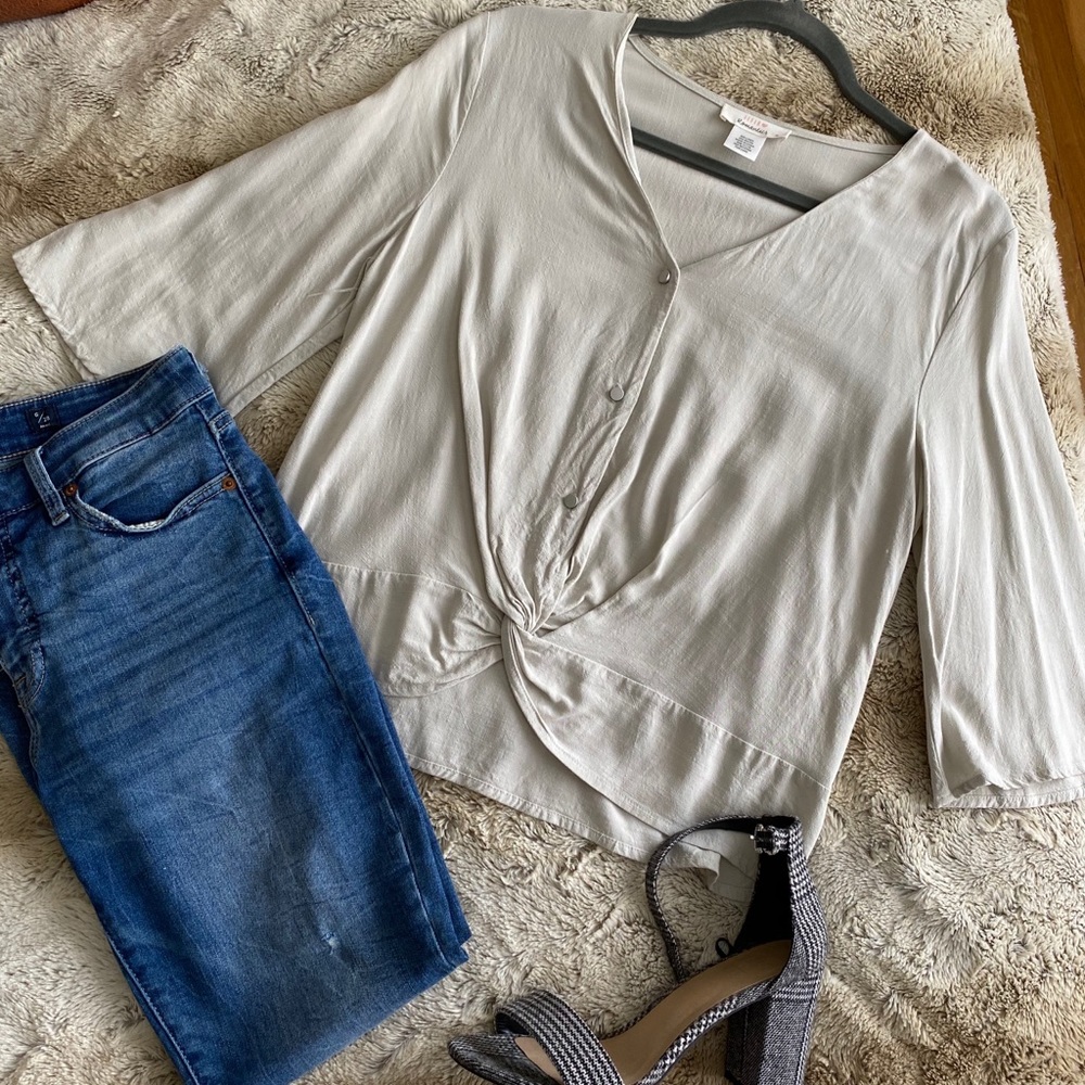 2/$15🌺 Cute gray blouse with flared sleeves